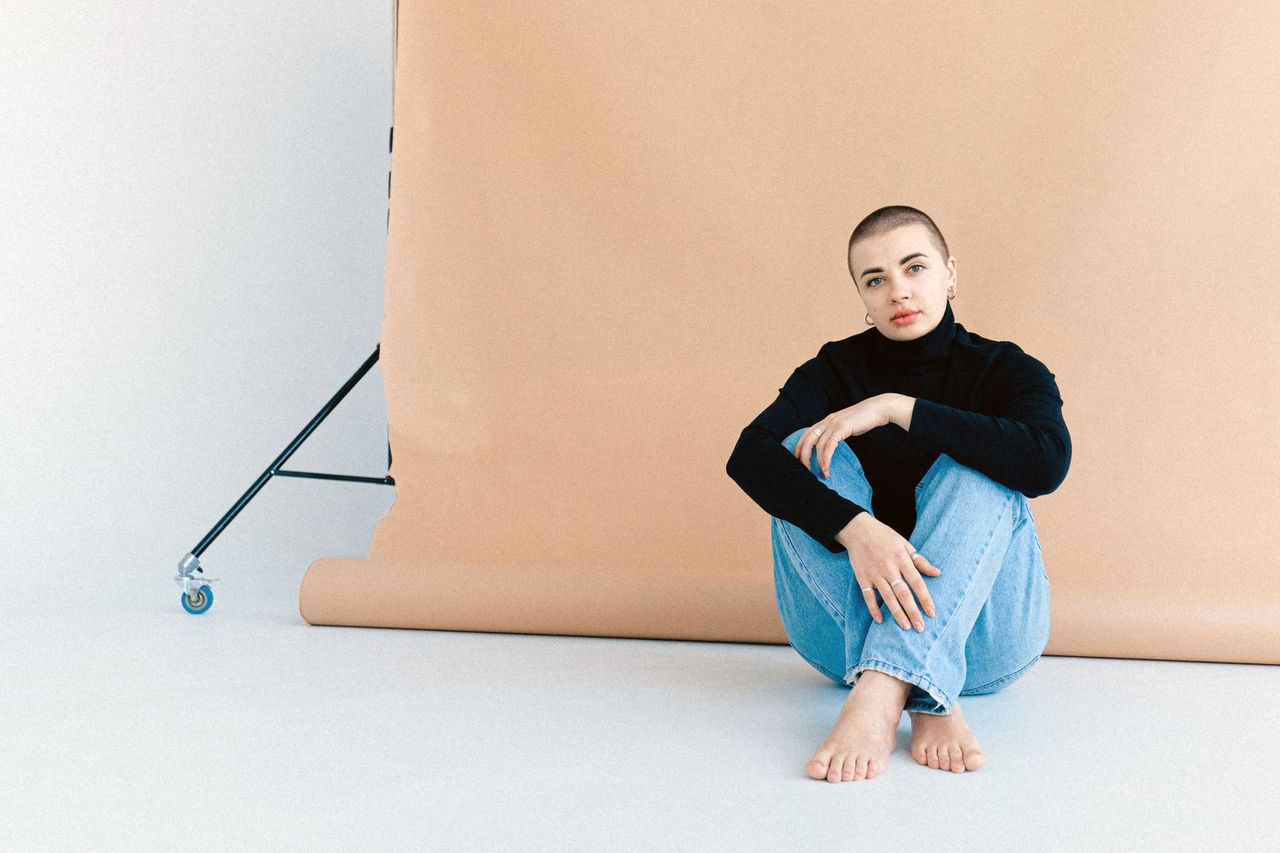 Wide barrel leg jeans in editorial outfit