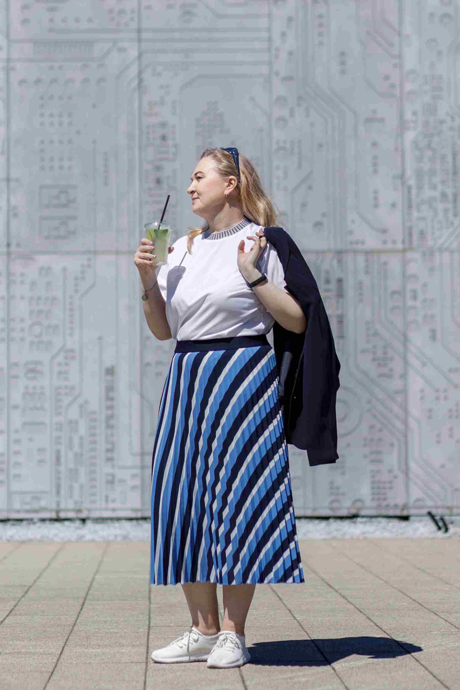 Best outfits for pear shaped women styling tips that work